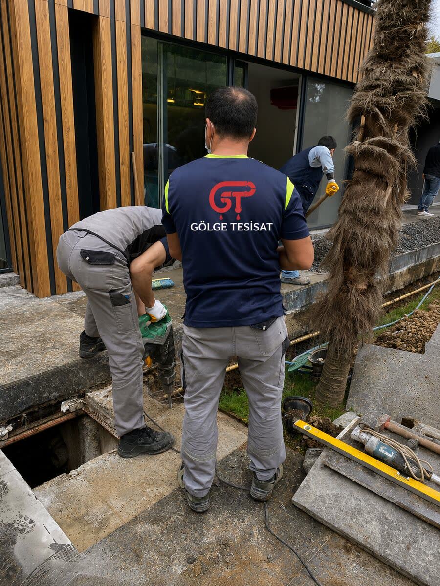 Gölge Tesisat ekibi villa dış hattında altyapı hazırlığı yapıyor